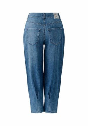 Jeans en denim bleu raccourcis, vus de dos avec deux poches arrière et un petit patch de marque sur la taille.