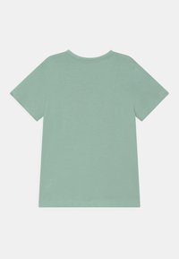 Guess JUNIOR CORE - T-shirt estampada - matcha dust
