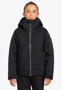 Schwarze isolierte Jacke mit hohem Kragen, Kapuze, Frontreißverschluss und gesticktem Patch am Ärmel. Verfügt über Klettverschluss-Manschetten.