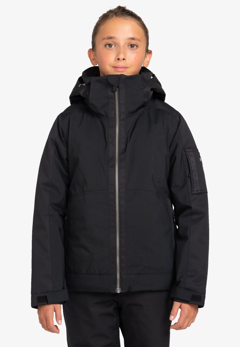 Schwarze isolierte Jacke mit hohem Kragen, Kapuze, Frontreißverschluss und gesticktem Patch am Ärmel. Verfügt über Klettverschluss-Manschetten.