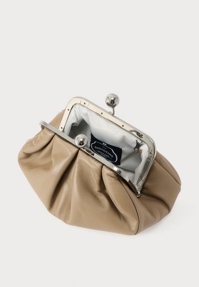 Μπεζ δερμάτινο τσαντάκι χειρός με υφή συγκέντρωσης, κούμπωμα με μεταλλικό κλείσιμο και επένδυση από ριγωτό ύφασμα. Διαθέτει ετικέτα εσωτερικά με το όνομα της μάρκας.
