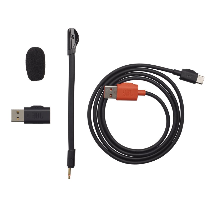 Cavo di ricarica USB-C nero con accenti arancioni, un microfono nero con copertura in spugna e un cavo jack audio nero con connettore USB.