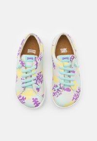 Sneaker per bambini con tomaia in pelle morbida e testurizzata nelle tonalità pastello, caratterizzate da motivi simili a corallo in viola e giallo e lacci azzurri chiari.