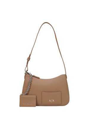 Sac à bandoulière en cuir fauve avec un petit porte-cartes fixé sur une chaîne argentée et une poche avec le logo A|X sur le devant.