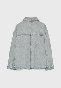 Šedá džísková bunda s volným střihem, límcem, postranními rozparky a knoflíkovými detaily. Viditelné švy podél švů a na zednickém dílu.