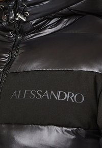 Sort dunjakke med skinnende stoffinish, mat sort stofpanel og præget "ALessandro" logo på brystet. Front lynlås.