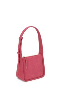 Petit sac à bandoulière en daim rose avec sangle réglable et fermeture éclair dorée, forme rectangulaire, posé debout sur fond blanc.