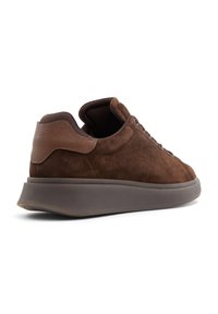 Baskets en daim marron avec un accent talon texturé marron et des lacets ton sur ton. Comprend une semelle en caoutchouc et un col rembourré pour le confort.