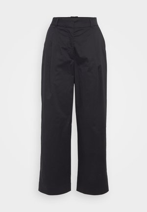 Zwarte wijde broek van een gladde stof. Heeft een hoge taille, plooien aan de voorkant en zijzakken, met een schone, op maat gemaakte uitstraling.
