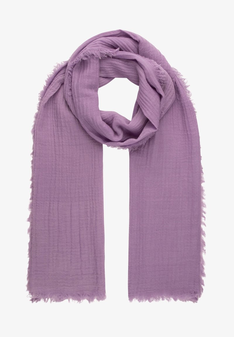 Écharpe douce en lavande avec une texture côtelée subtile, enveloppée légèrement, présentant des bords frangés aux deux extrémités et une apparence de tissu confortable.