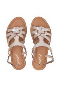Sandaaltjes met banden in metallic roségoud met een gevlochten ontwerp, voorzien van een platte zool en een verstelbare enkelband op een tan kleurige basis.