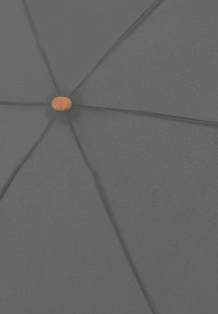 Grijze paraplu met een textuurstofoppervlak, voorzien van een centrale oranje knop en acht radiale secties met donkere metalen ribben.