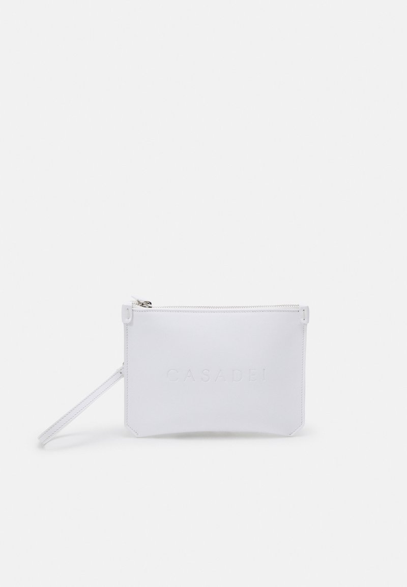 Funda de cuero blanco con el logotipo "CASADEI" en relieve, cierre de cremallera, correa para la muñeca, forma rectangular, textura suave, diseño minimalista.