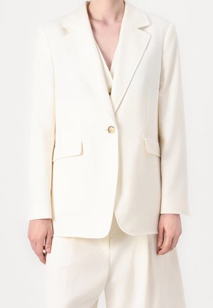 Witte op maat gemaakte blazer met notch-revers, sluiting met één knop en twee voorkezen. Gladde textuur en gestructureerde pasvorm, gecombineerd met bijpassende broek.