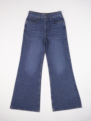 Hoge taille, wijde jeans in donkerblauwe denim. Kenmerken zijn onder andere vijf zakken, een knoopsluiting en subtiele vervaging op de stof.