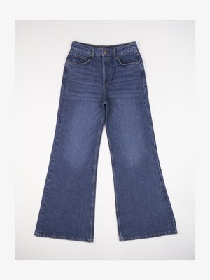 Magas derekú, bő szárú farmerek sötétkék denim anyagból. Jellemzői között szerepel öt zseb, gombos záródás és finom kopás a szöveten.