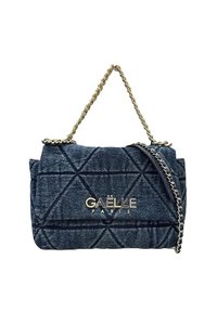 Borsa in denim trapuntato di colore blu scuro con tracolla in catena dorata e logo "GAËLLE PARIS". Presenta un motivo geometrico e una texture morbida.