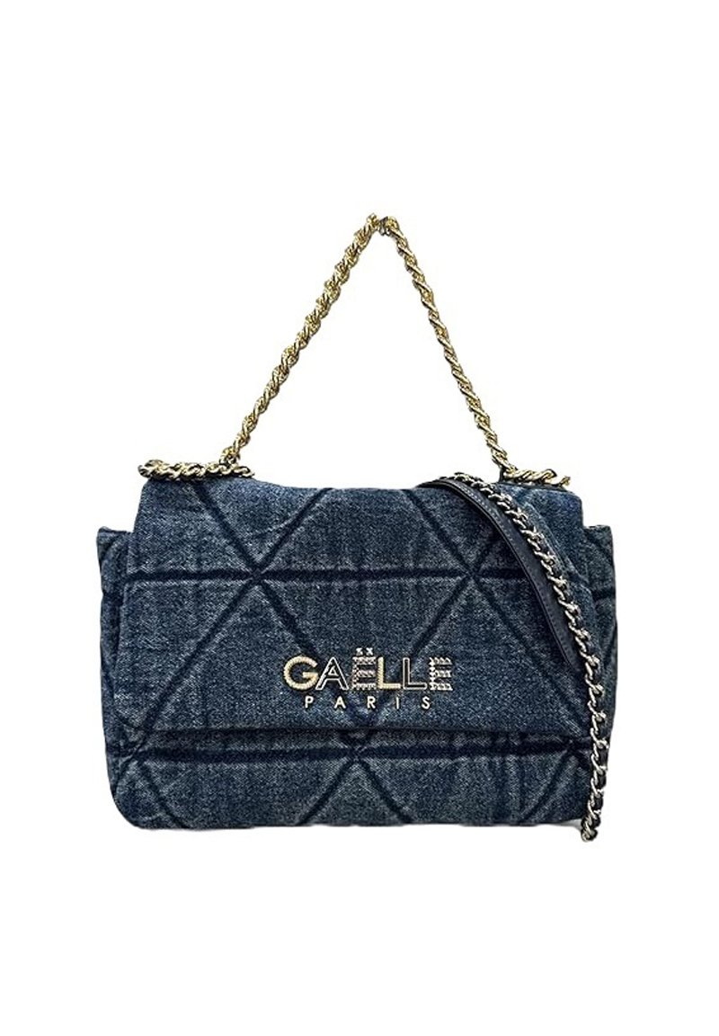 Borsa in denim trapuntato di colore blu scuro con tracolla in catena dorata e logo "GAËLLE PARIS". Presenta un motivo geometrico e una texture morbida.