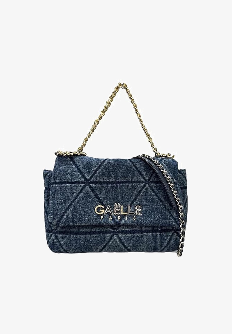 Borsa in denim trapuntato di colore blu scuro con tracolla in catena dorata e logo "GAËLLE PARIS". Presenta un motivo geometrico e una texture morbida.
