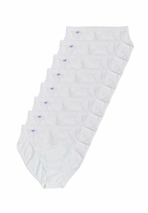 Sette paia di biancheria intima bianca da donna con dettagli in pizzo impilati in una disposizione diagonale su uno sfondo bianco.