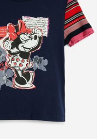 Granatowy T-shirt z krótkimi paskowanymi rękawami, z grafiką postaci z kreskówek w sukience w kropki, zdobiony kwiatowymi wzorami.