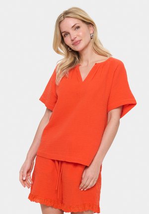 Felrood tweedelig outfit, bestaande uit een top met korte mouwen en een V-hals, en aanschuifshorts met kantafwerking. Zachte, gestructureerde stof.