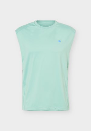 Ärmelloses mintgrünes Sportshirt mit Rundhalsausschnitt und kleinem blauem Logo auf der linken Brust, abgebildet vor einfarbigem Hintergrund.