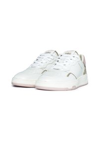 Sneaker bianche con tomaia in pelle liscia, dettagli metallici e suola in gomma tendente al rosa. Presentano una punta perforata e lacci piatti.