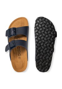 Marinblå sandaler med två justerbara remmar och spännen, med en fotbädd av kork och en strukturerad gummisula med ett vågmönster.