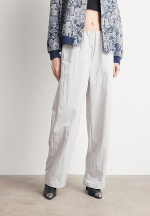 CRINKLE PARACHUTE - Trousers - lunar rock