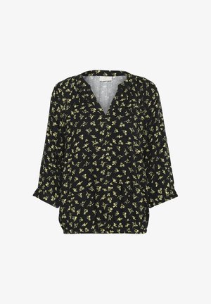 Svart blus med V-hals som har ett blommönster i gult. Ärmarna är trekvartslånga och något rynkade vid fållen.