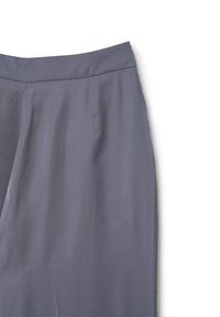 Gray tailored pants with a smooth texture, featuring a straight fit, flat front, and discreet side pockets.