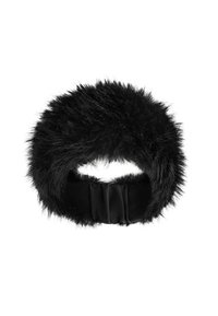 Čierna čelenka z kožušinového materiálu s jemnou, plyšovou textúrou. Čelenka je zdobená hladkou čiernou saténovou stuhou na zadnej strane.