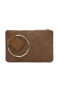 Clutch in finta pelle marrone con un dettaglio circolare color oro. Include un piccolo portacarte abbinato attaccato, texture liscia, chiusura a zip.