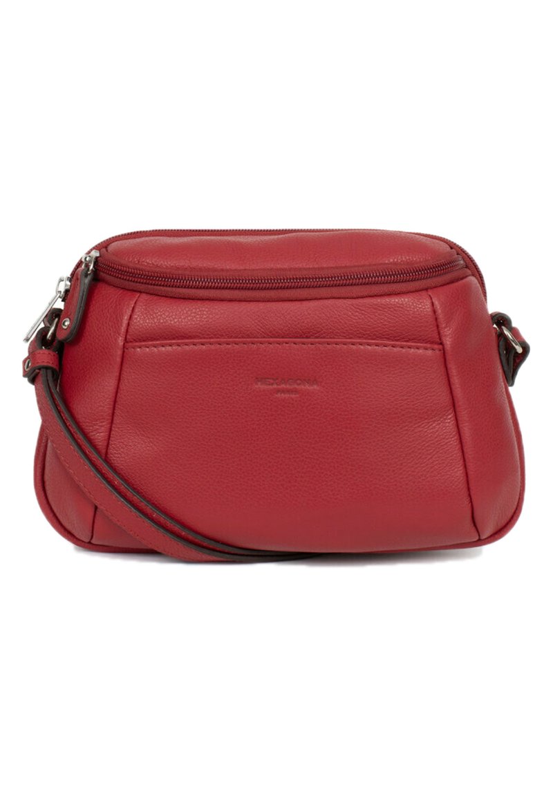 Borsa a tracolla in pelle rossa con chiusura a zip, forma curva e pannello frontale piatto. Dotata di una tracolla regolabile e discreto branding.