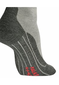 Chaussette texturée grise et noire avec un motif de rayures gris clair ; présente le logo rouge "Falke" et l'indication de taille sur le côté.