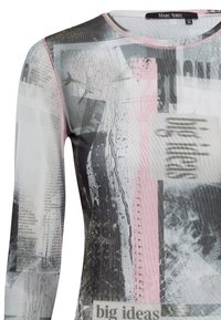 Langärmliges Oberteil aus dünnem, elastischem Material mit einem grafischen Druck in Schwarz, Grau und Pink, das Textelemente und abstrakte Muster enthält.