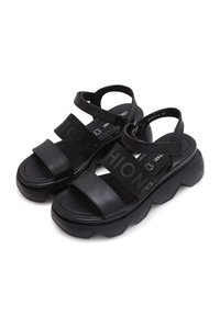 Zwarte plateau-sandalen met brede, gestructureerde bandjes. Bevat een stevige rubberen zool en het logo "FASHION". Minimalistisch ontwerp met een verstelbare enkelband.