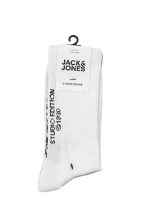 Witte katoenen sokken in een drie-pack, met ribbelstructuur en zwarte bedrukte tekst dat "JACK & JONES STUDIO EDITION 1990" zegt.