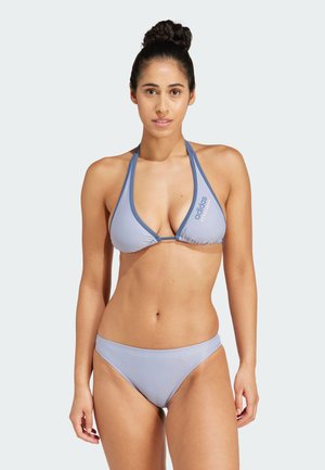 Conjunto de bikini de color azul claro que incluye un top halter triangular con tirantes ajustables y braguitas a juego, confeccionado con un material liso y suave.