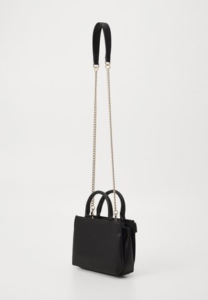 Schwarze Ledertasche mit zwei kurzen Griffen und einem langen goldenen Kettenriemen mit gepolstertem schwarzem Schulterstück.
