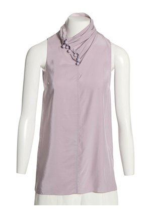 Mouwloze lichtpaarse blouse met hoge opgevouwen kraag en decoratieve knopen op een wit mannequintorso.