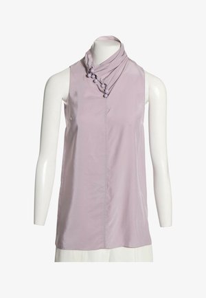 Blusa sin mangas de color púrpura claro con cuello alto doblado y botones decorativos en un torso de maniquí blanco.