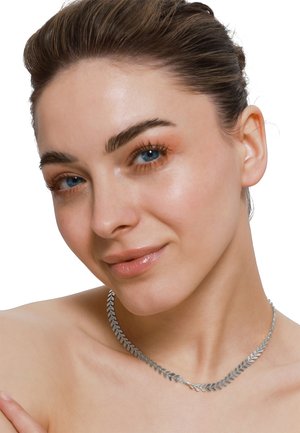 Collier en argent au design en forme de feuille, avec une finition lisse et polie et des maillons alternés, porté autour du cou.