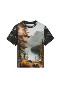 Tricou cu o imprimare pitorească a unei păduri luminate de soare, un cort portocaliu strălucitor, foc de tabără, lac și munți îndepărtați sub un cer senin.