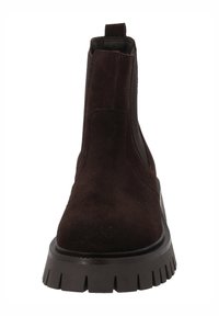 Stivale Chelsea in suede marrone con pannelli laterali elasticizzati, punta arrotondata e suola in gomma spessa con scanalature per una presa migliore.