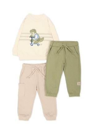 Sweat crème avec impression dinosaure sur une trottinette et deux pantalons de jogging à taille élastique, un beige avec poche et un vert olive.