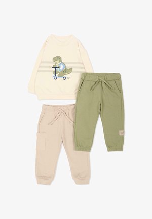 Sweat crème avec impression dinosaure sur une trottinette et deux pantalons de jogging à taille élastique, un beige avec poche et un vert olive.