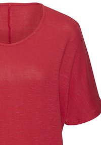 Rotes T-Shirt mit kurzen Ärmeln und rundem Halsausschnitt, aus gestricktem Stoff mit einem subtilen strukturierten Muster und verstärkten Nähten an den Schultern.
