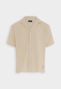 Camicia beige a maniche corte con righe verticali bianche, tessuto leggero, colletto aperto, chiusura con bottoni e una piccola etichetta del marchio sul lato.